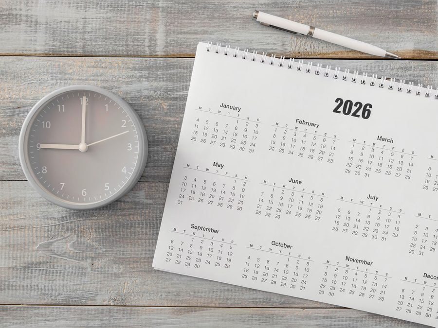 Calendario y reloj que representan los horarios flexibles de Km Cero Auto Escuela